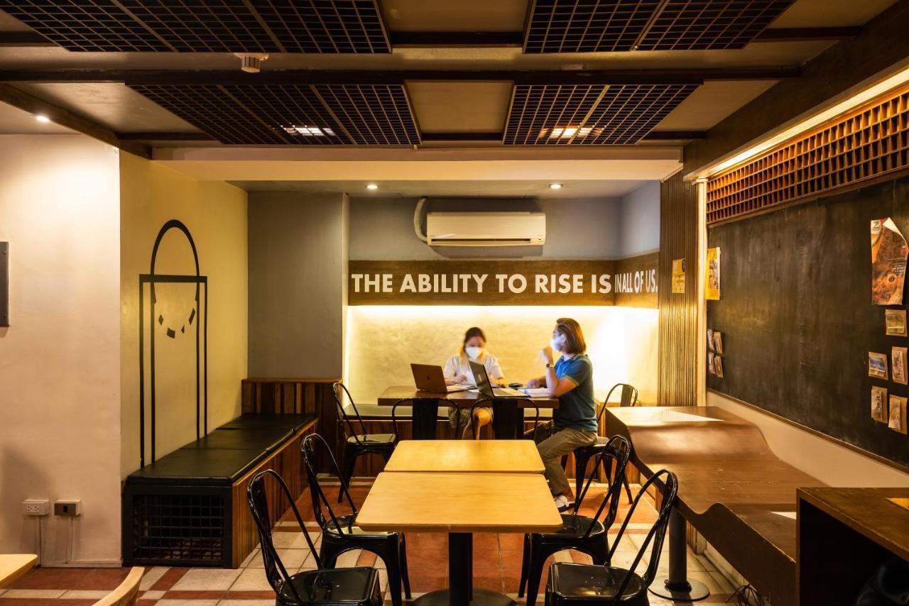 Z Hostel Makati City Exterior photo